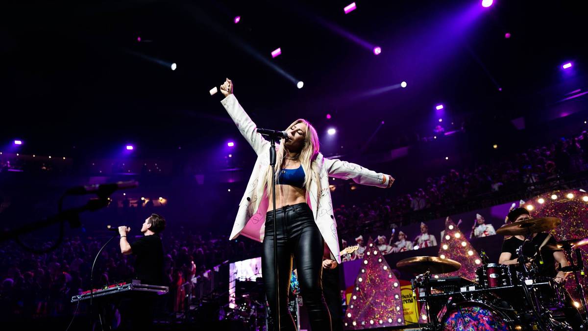 Livekonzert mit Band vor einer großen Zuschauerkulisse